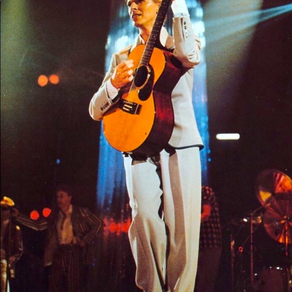 :David Bowie LOT 3 pins/badges acoustic gtr - Picture 3 of 4